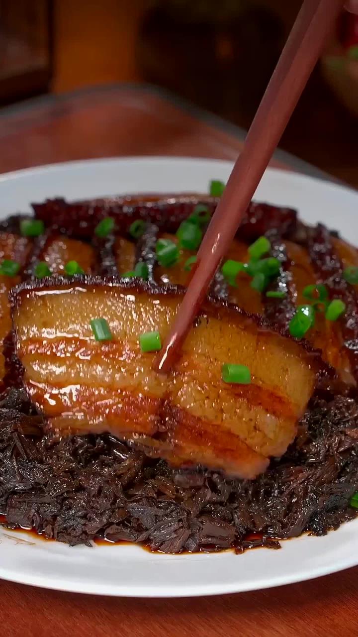 以后你家里要是做梅菜扣肉，你就像我这样做，做法简单，非常好吃一上桌就抢光光