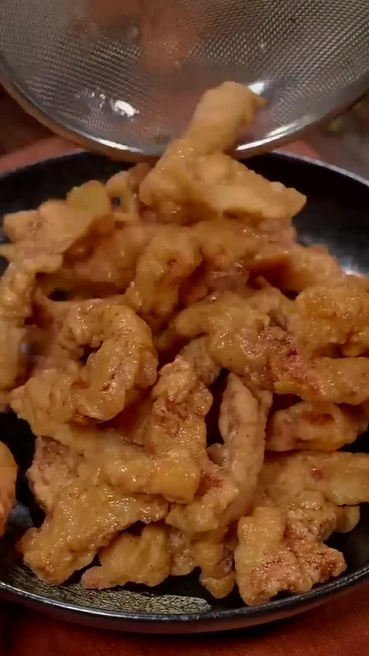 为什么饭店的小酥肉那么酥脆,到底是裹了什么炸出来的?关键都在于面糊的配比技巧,看