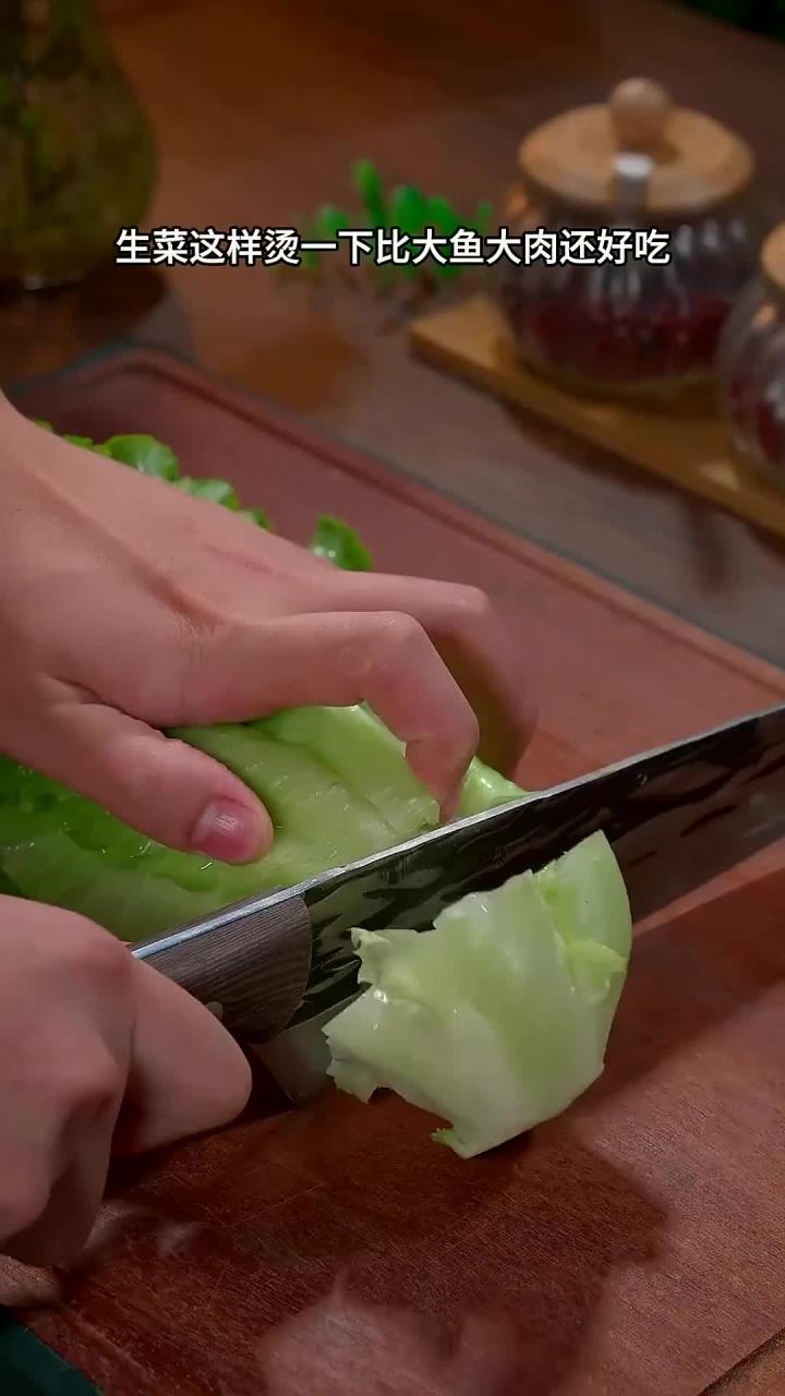 蒜蓉生菜家常做法,清脆爽口翠绿不发黑,好吃又下饭～