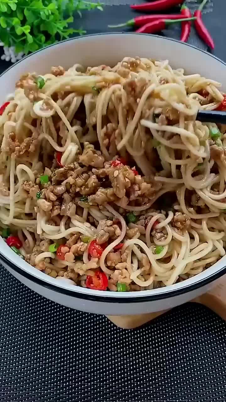 今晚不想吃饭，煮碗面，肉末拌面，酱香浓郁，真是太美味了！