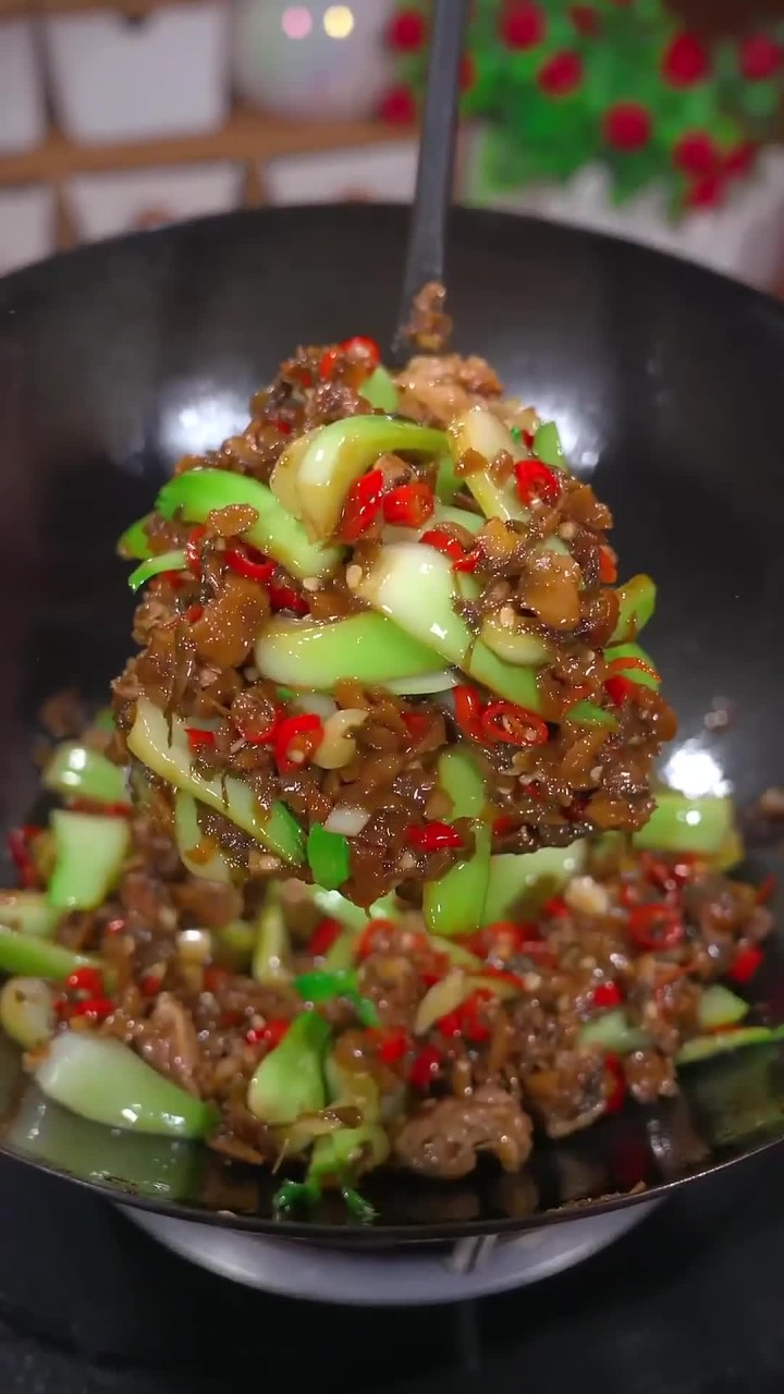 外婆菜在湖南的湘菜馆都是特别受欢迎的下饭菜,炒这道菜的时候记得多煮点米饭呦