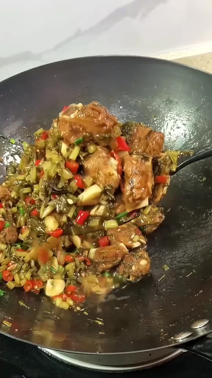 我说这是一道经典的湘菜——捞菜排骨,应该没人反驳的,自己在家做捞菜特别下饭
