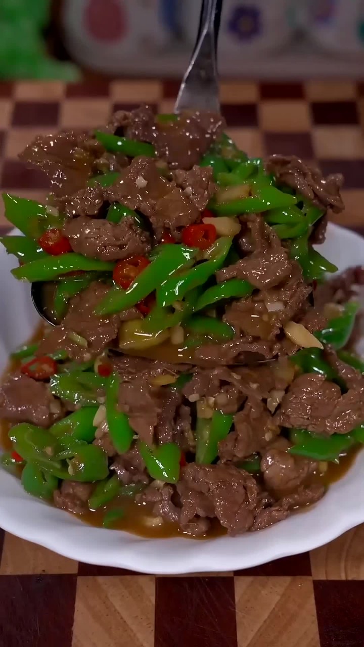 牛肉太多做做法了,最喜欢吃的还是这道青椒炒牛肉,是真的很香的