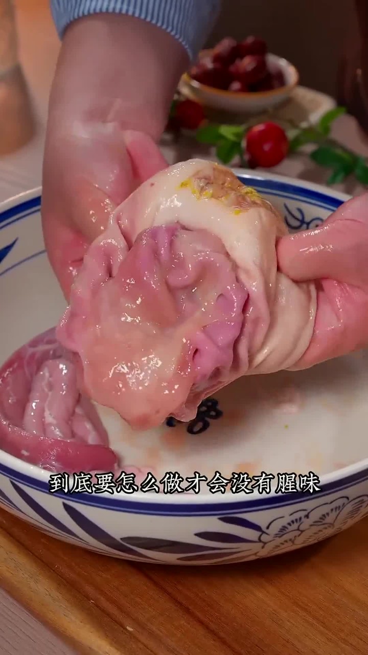 很多人都以为猪肚鸡汤的做法很复杂,只要你认真看完这个视频,自己在家也能做出比饭店