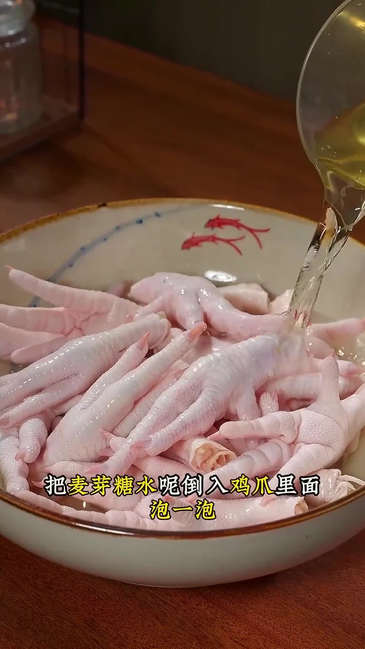 广式茶楼必点的虎皮凤爪！今天1分钟教会大家，软烂脱骨，超级的好吃，大小朋友都喜欢~