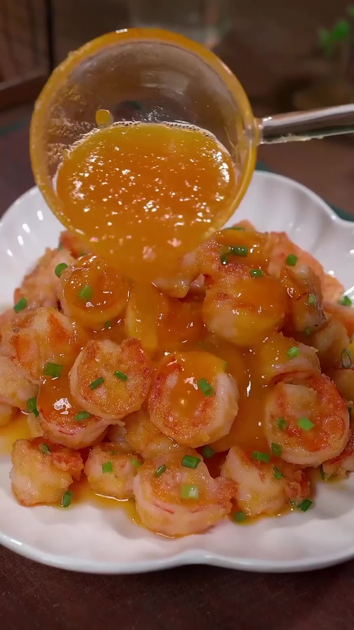 喜欢吃大虾的你，一定不要错过这个咸蛋黄焗虾仁，一口一个真的太满足了