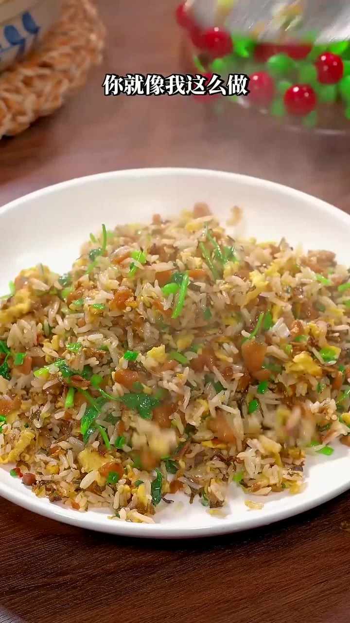 外婆菜香菜蛋炒饭的做法,蛋炒饭这样做太好吃了