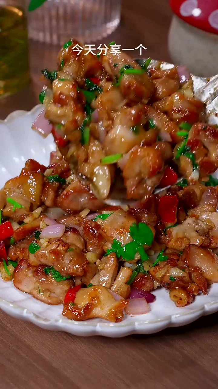 以后鸡腿买回来不要只会红烧了,你就像我这样做个椒盐鸡腿 做法简单 鲜嫩入味,咸香