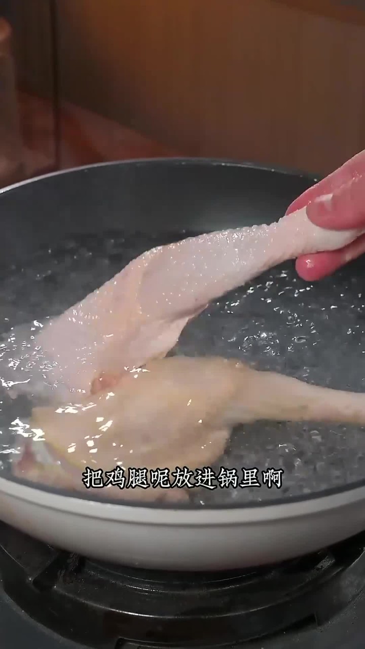 这样做的酱油手撕鸡皮脆肉嫩，咸香又入味，大人孩子都爱吃，做法简单一看就能学会，你