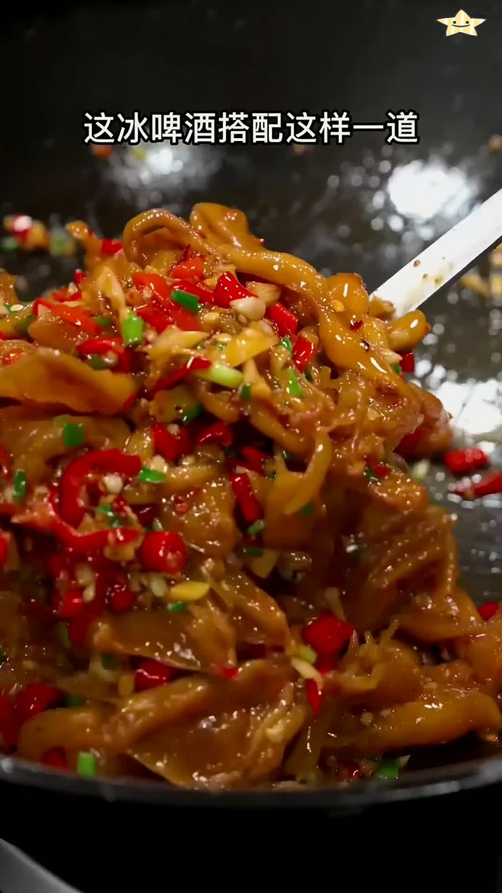 空调清凉时光,香辣无骨鸭掌软糯劲道,尽享美味幸福感