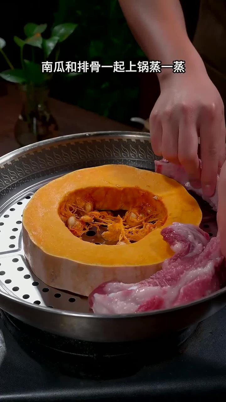 南瓜和排骨一起上锅蒸一蒸，竟被一家饭店做成了招牌菜，而且桌桌必点，做法还非常简单