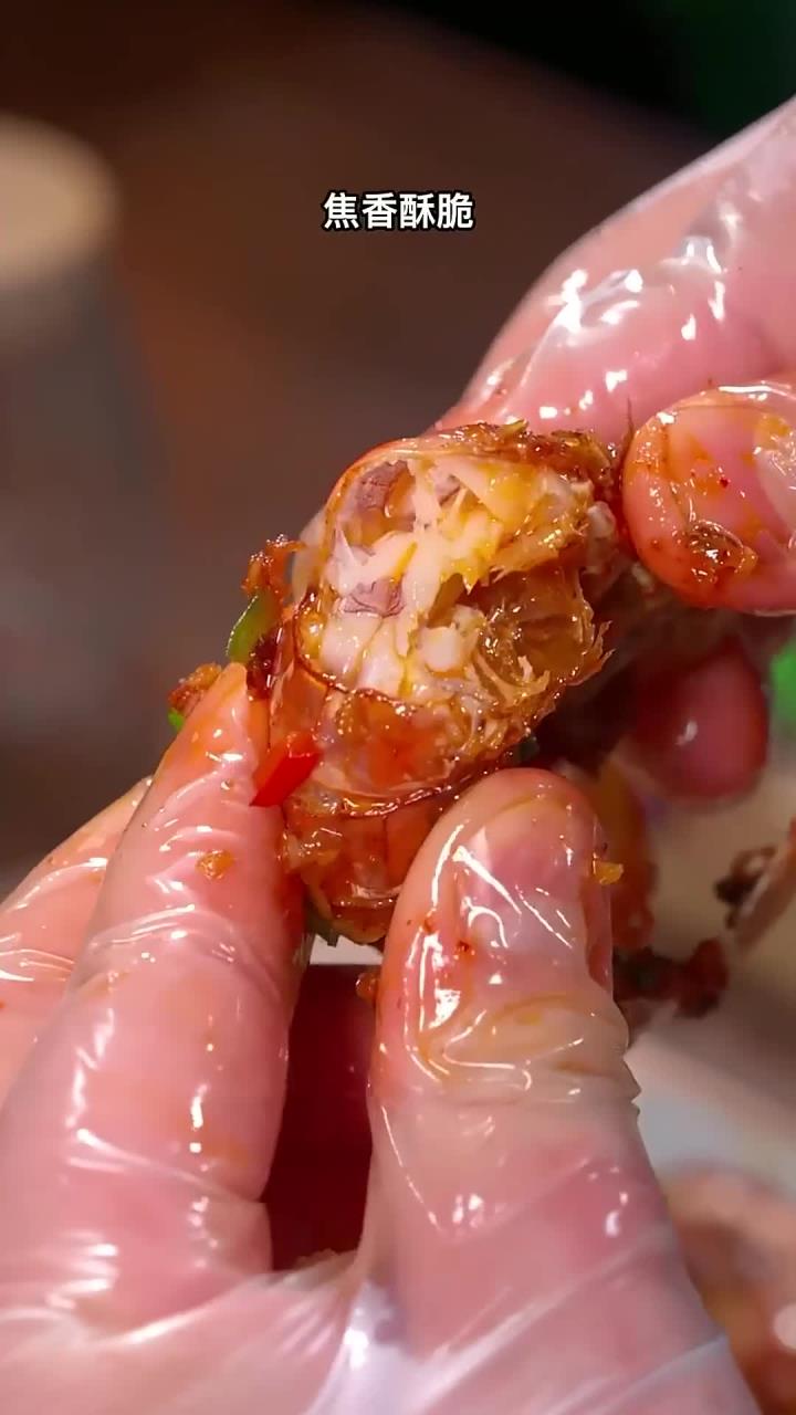 大排档桌桌必点的椒盐皮皮虾，自己在家也能做，椒香酥脆，好吃到舔手指