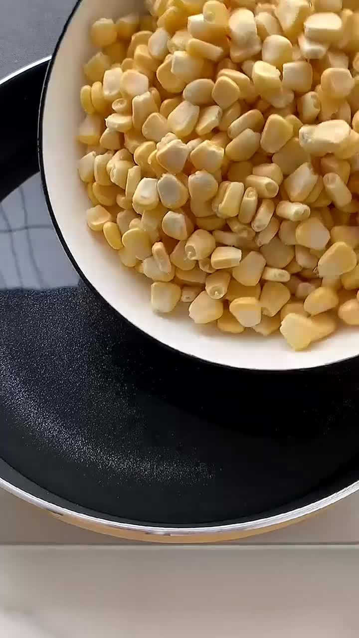 今天下雨哪里也去不了,在家做了黄金玉米烙吃,超级的美味