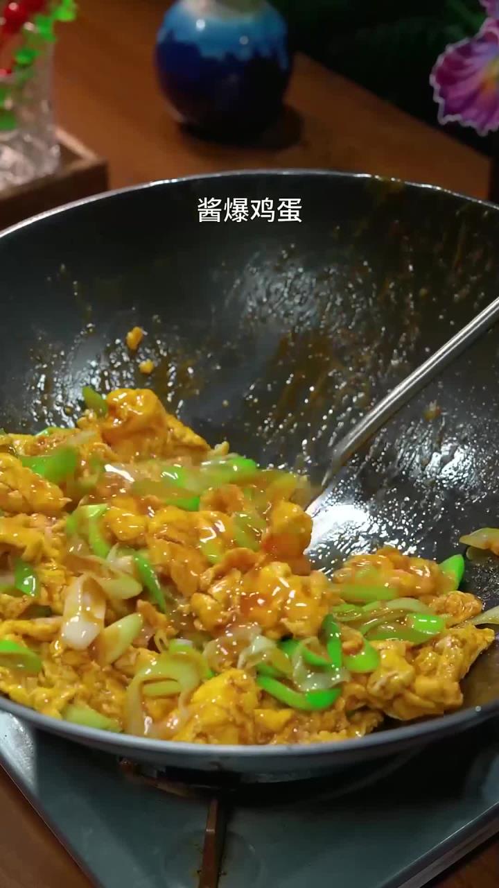 不知道吃什么下饭菜的时候,试试这个鸡蛋的新吃法,鲜香入味
