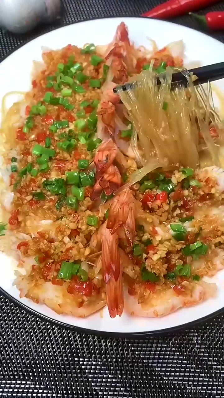 家里来客人,这样做一道蒜蓉粉丝蒸虾,客人直夸好看又好吃!