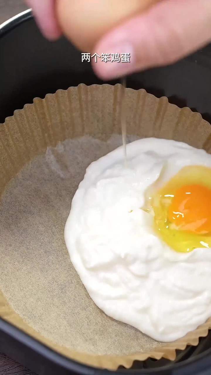 只要两个鸡蛋和一瓶酸奶,就能做酸酸甜甜的酸奶蛋糕,空气炸锅做法更简单