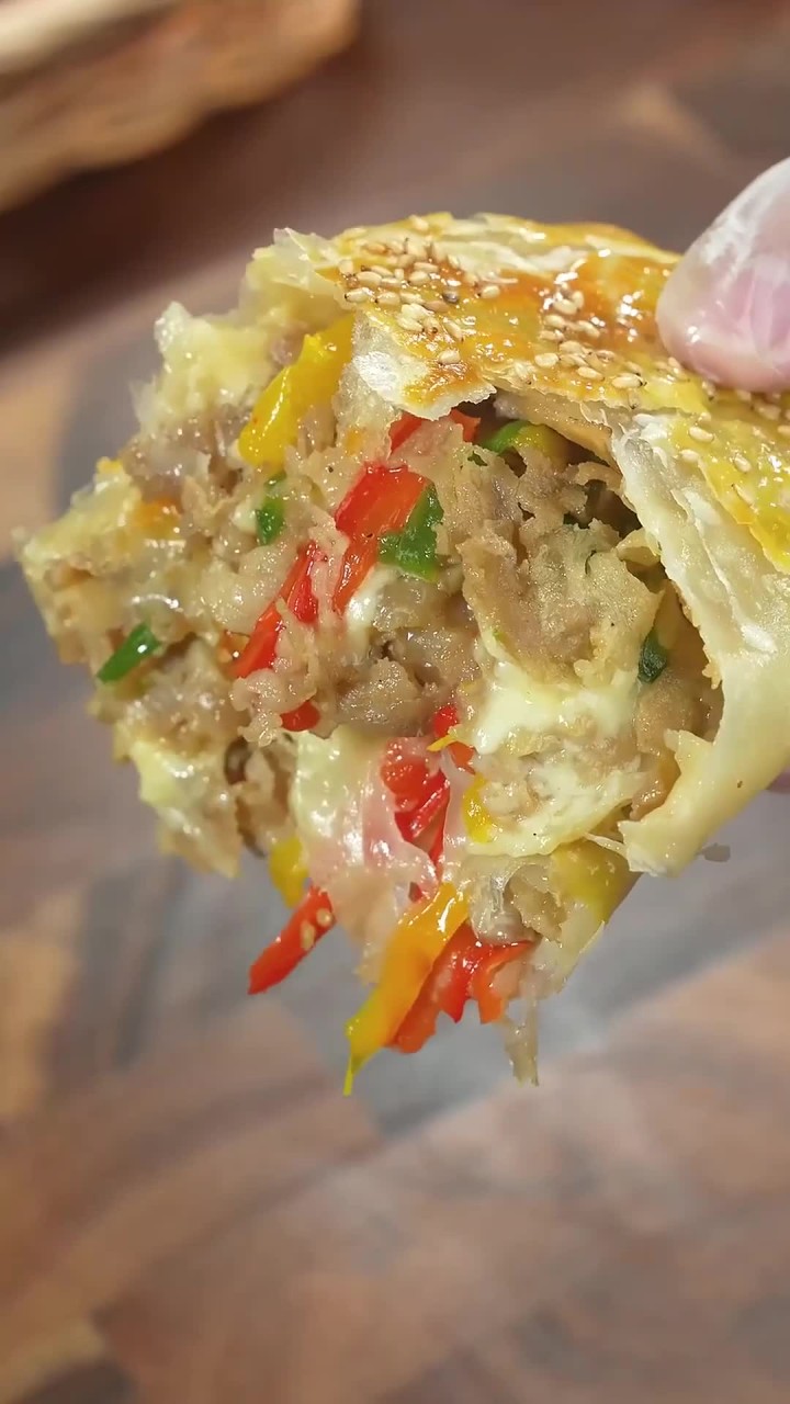 又解锁了手抓饼的新吃法啦,用空气炸锅做的手抓饼版山姆牛肉卷,一口下去拉丝又好吃