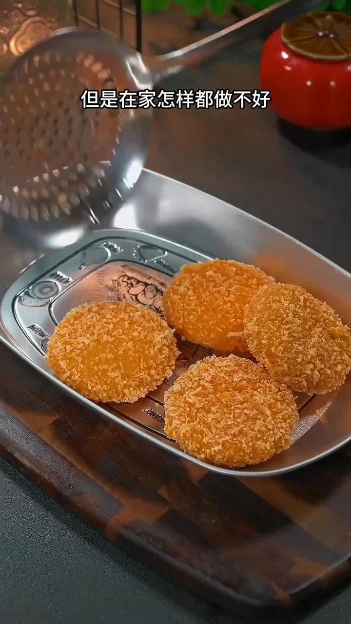 以后南瓜买回家,你可以像我这样做一道炸南瓜饼,大人小孩都爱吃～