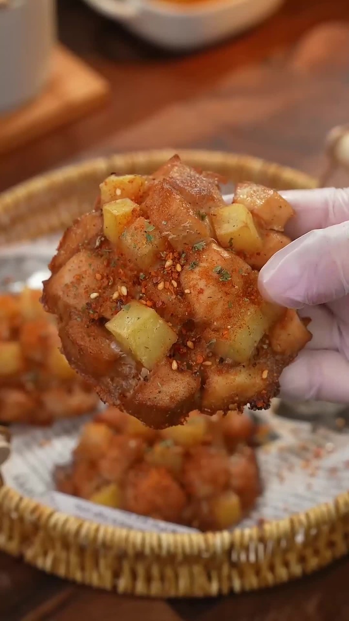 鸡肉土豆饼妈呀太香了,鸡胸肉和土豆的搭配简直太绝了,真巨好吃