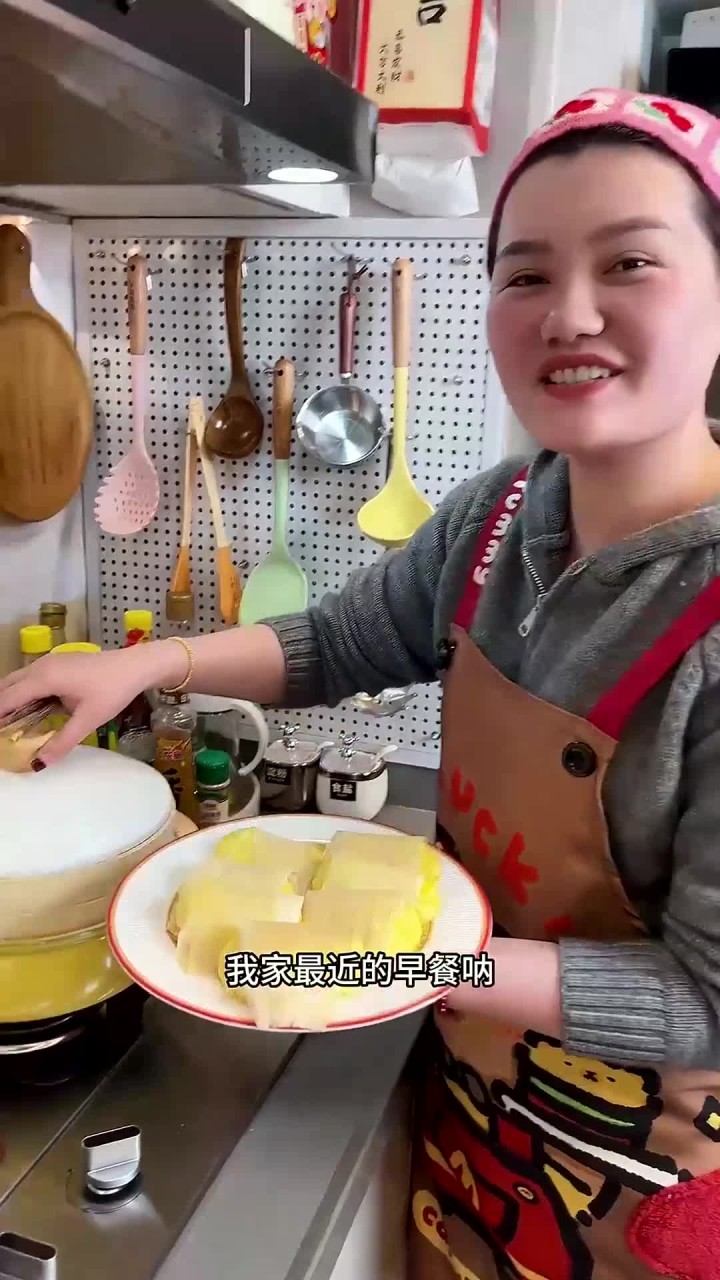 我家最近的早餐都在吃这个粗粮玉米粑粑,香甜软糯,甜而不腻,特别松软好吃,蒸几分钟