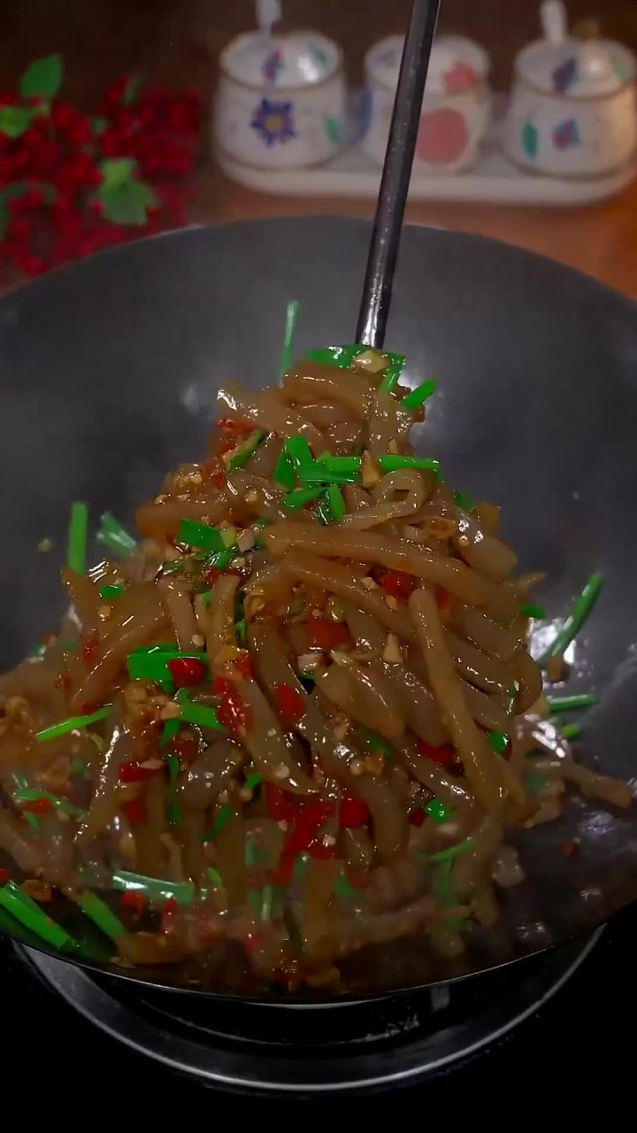 别说夏天吃饭没胃口,你像我这样安排一个剁辣椒炒魔芋丝,非常入味又开胃