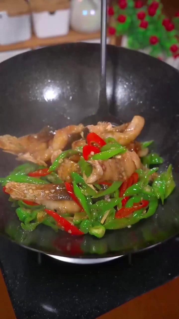 各种做法的鱼,我最喜欢的还是这道简单的青椒草鱼,非常家常是妈妈烧菜的味道