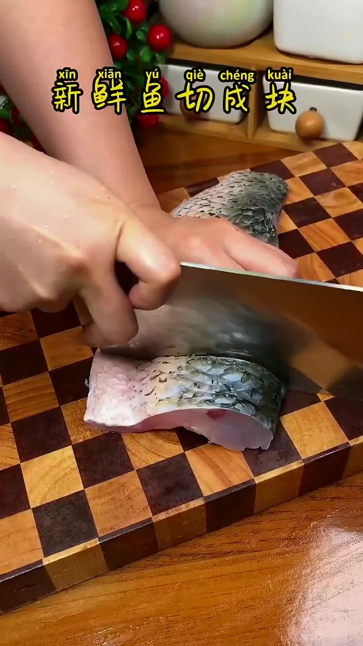 都说雄鱼头草鱼尾是最好吃,在家煮的豆豉草鱼块下饭是真香