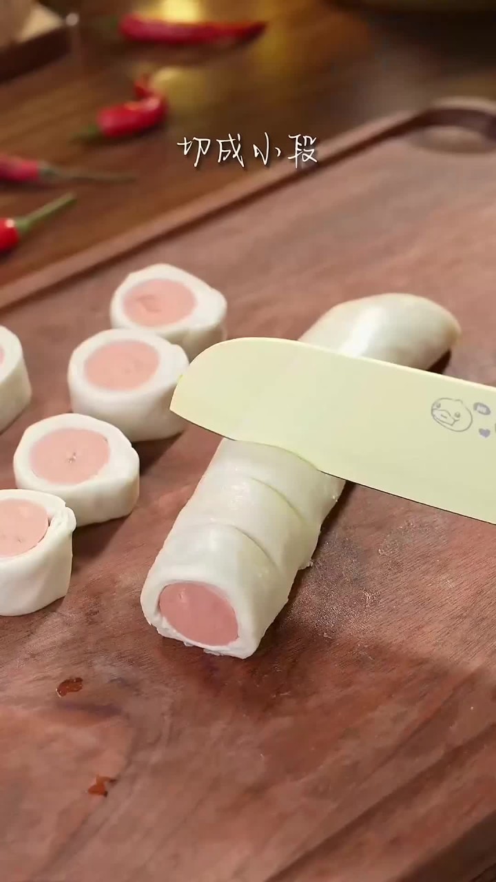 空气炸锅手抓饼花样吃法又来啦!一根火腿肠就可以做好吃到爆的火腿酥小零食,又酥又脆