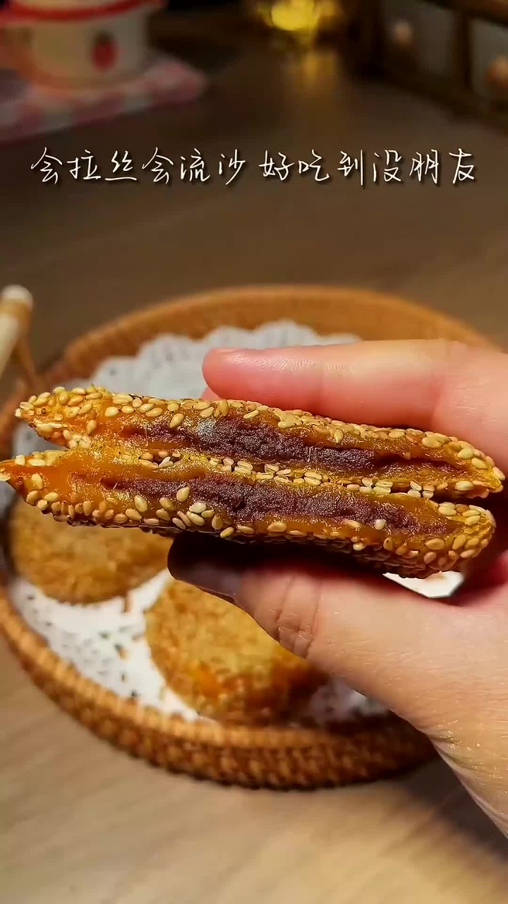 软软糯糯会拉丝的红豆沙芝士南瓜饼,不用煎油炸,香甜软糯,一口下去爆浆还拉丝,好吃