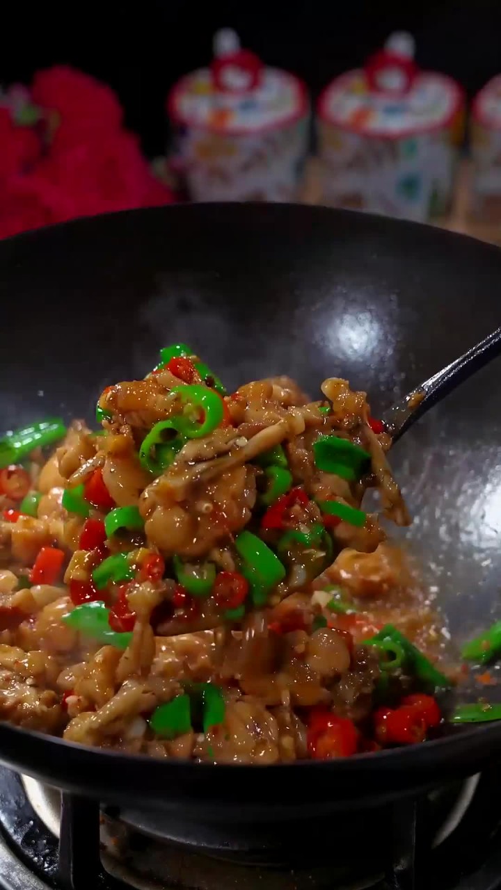 想吃牛蛙了，你就像我这样做，做出来的比饭店大厨还好吃