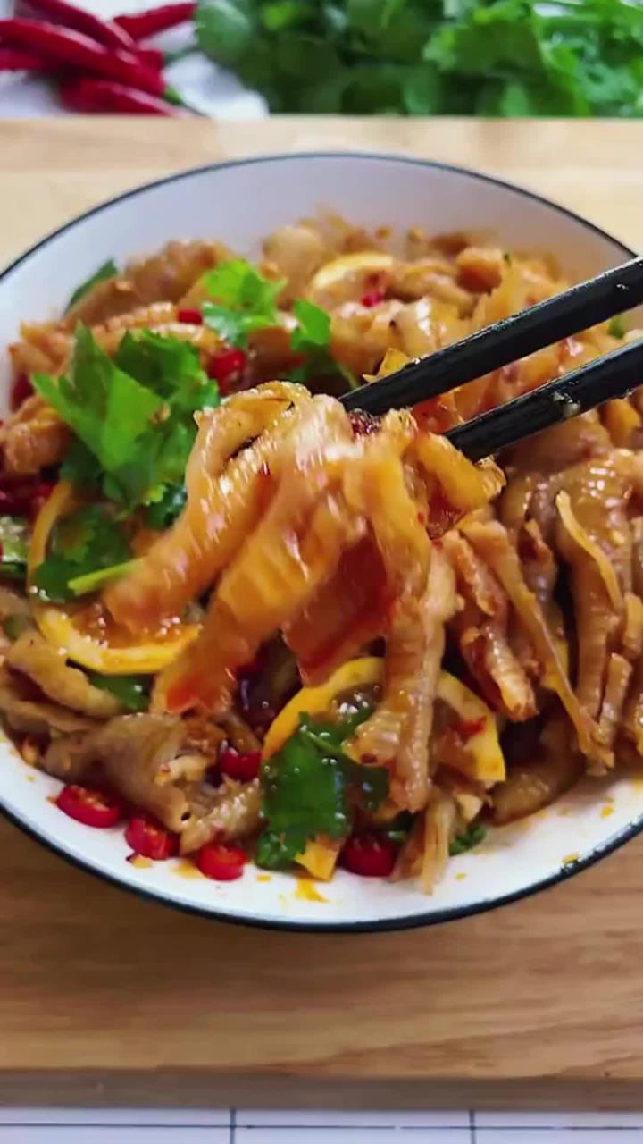 你们要的酸辣无骨鸡爪来啦,好吃到停不下来……螺蛳粉也是,吃