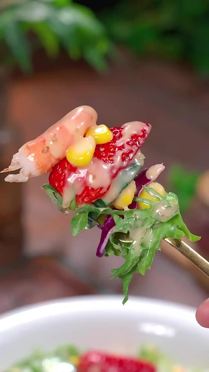 为了过两个月老婆能穿上漂亮的裙子,我把她晚餐都换成了蔬菜沙拉,做法简单比西餐厅的