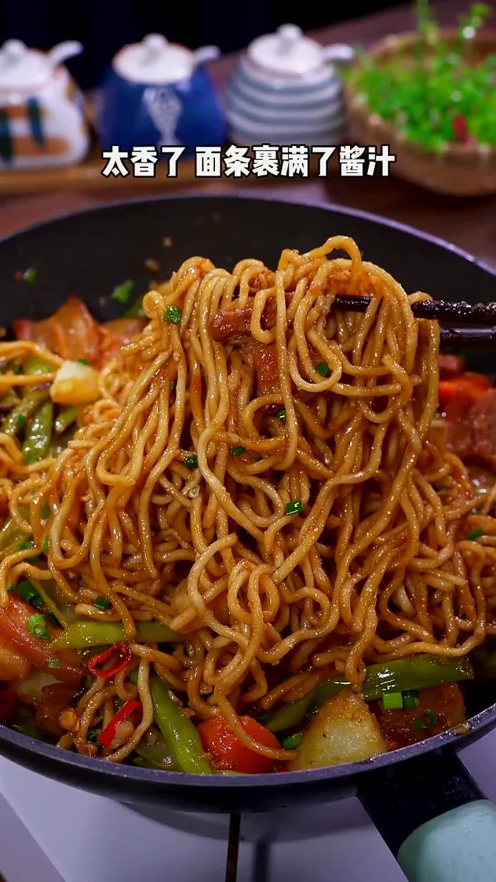 懒人版红烧肉豆角焖面,面条裹满了酱汁,太香了～