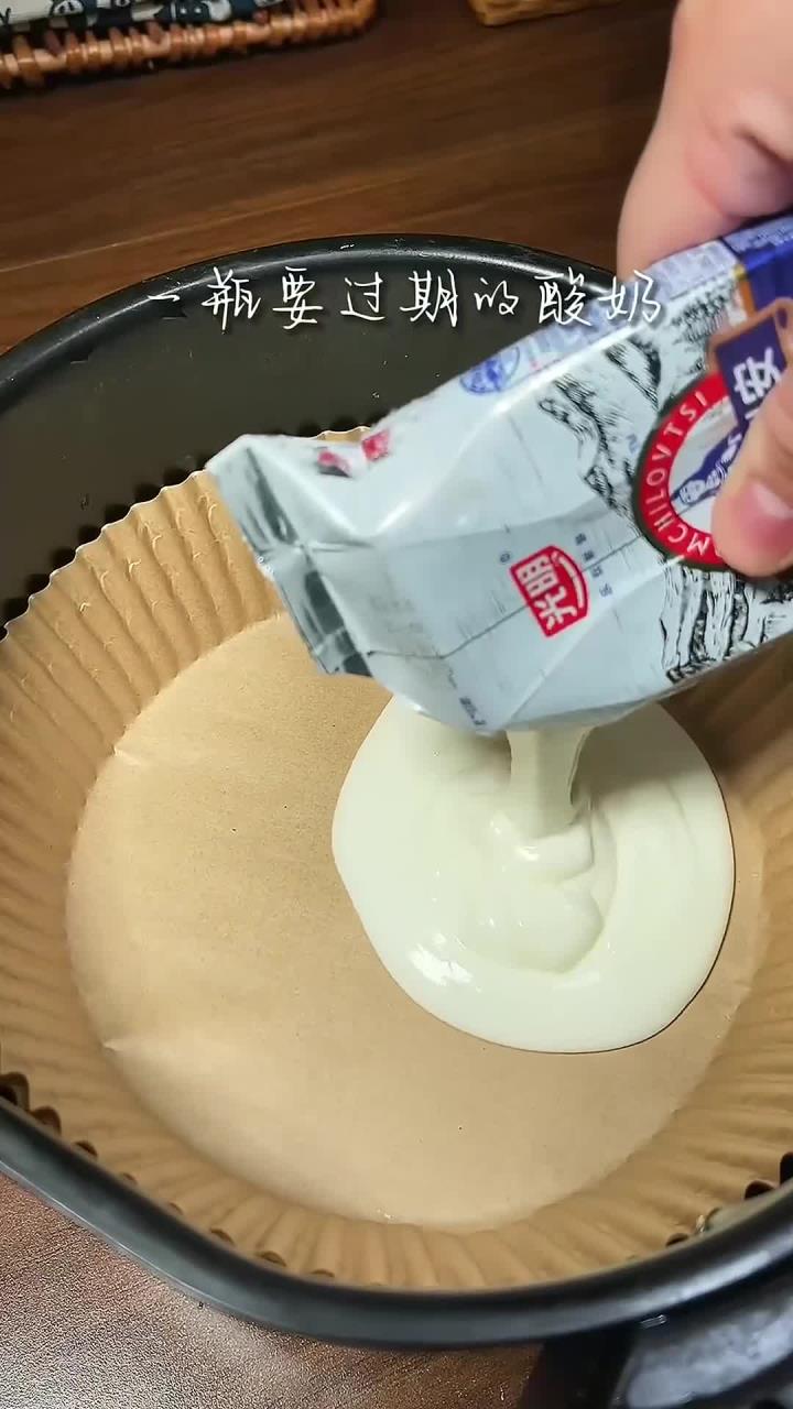 不用烤箱再家也可以轻松做好吃到爆的酸奶蛋糕,绵软香甜不用打发,做法简单,一次成功