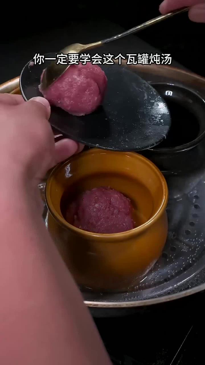 家里有孩子上学的,你一定要学会这个瓦罐煨肉丸汤,不仅简单还保留食材本身鲜味