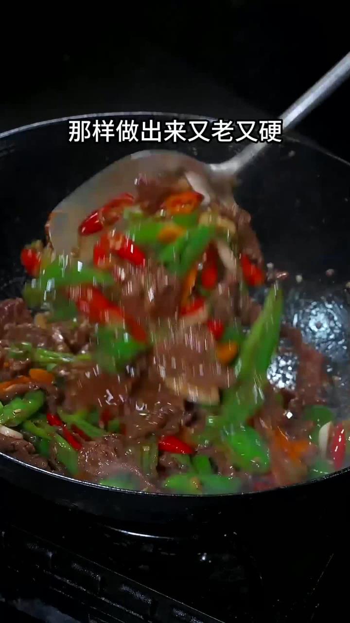 辣椒炒牛肉千万别直接下锅就炒，那样做出来又老又硬，下次你就和我这样做吧～鲜嫩好吃