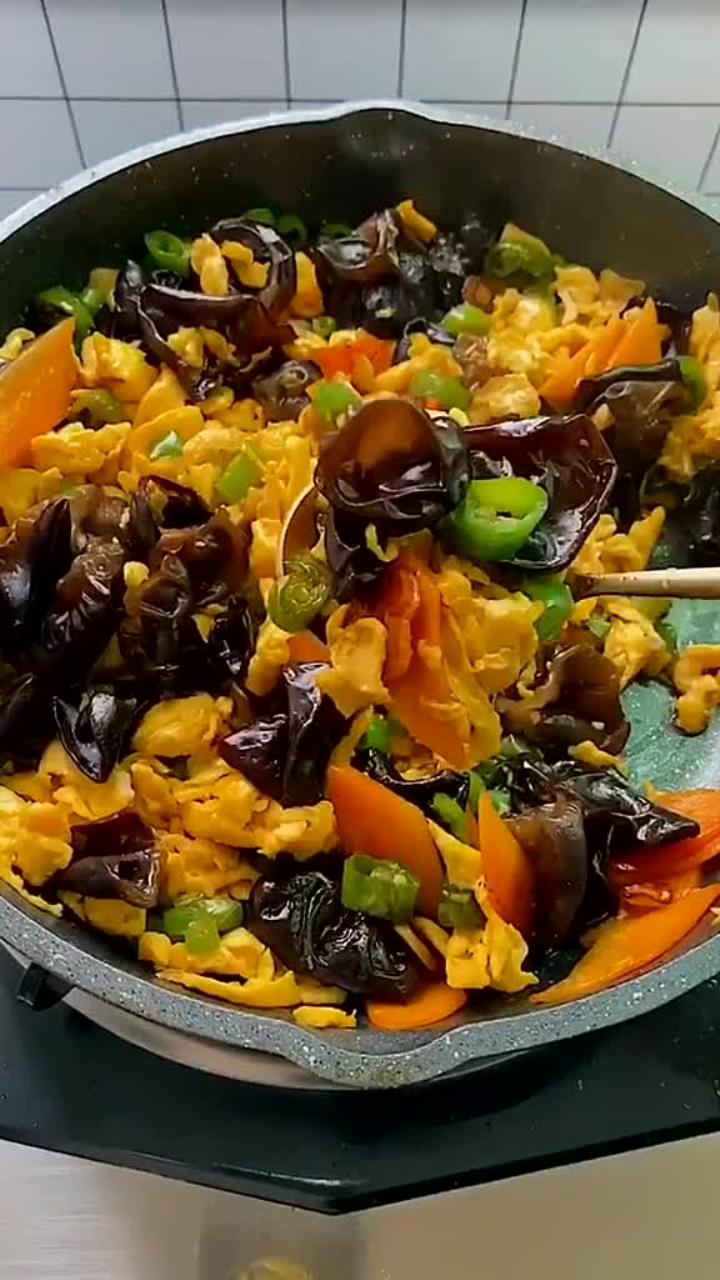 今天推荐一道绝佳的家常美食,青椒木耳炒鸡蛋,超级美味,快来
