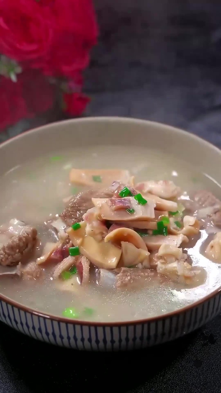 不要每次煲汤只会排骨炖玉米,真的一定要去试一下这道汤鲜味美的墨鱼排骨汤,好喝到停