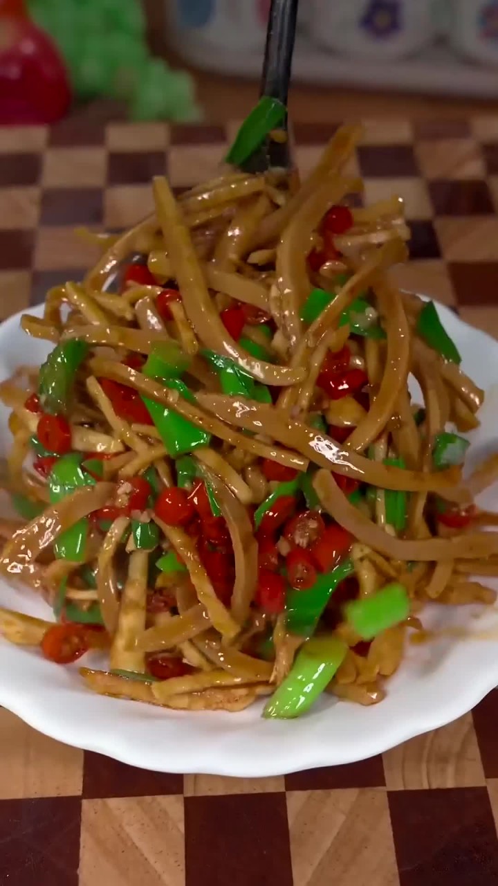 之前在饭店吃过这道脆脆的冬笋配上有劲道干鱿鱼丝,下饭真的很好吃