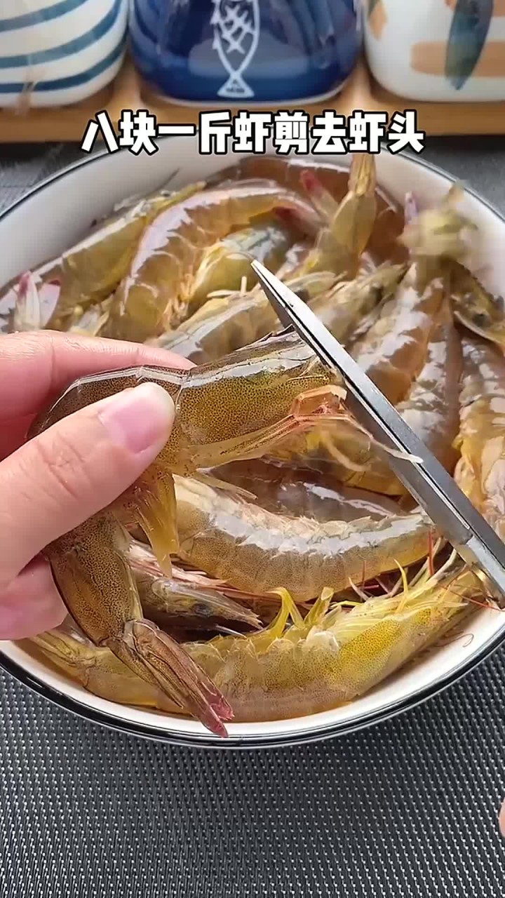 家里来客人了跟着黄磊老师做一道这样的蒜蓉粉丝虾,做法简单好看又好吃~