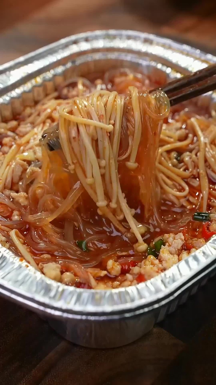 在家几分钟就能搞定一份,麻辣鲜香的锡纸蒜蓉肉沫粉丝金针菇
