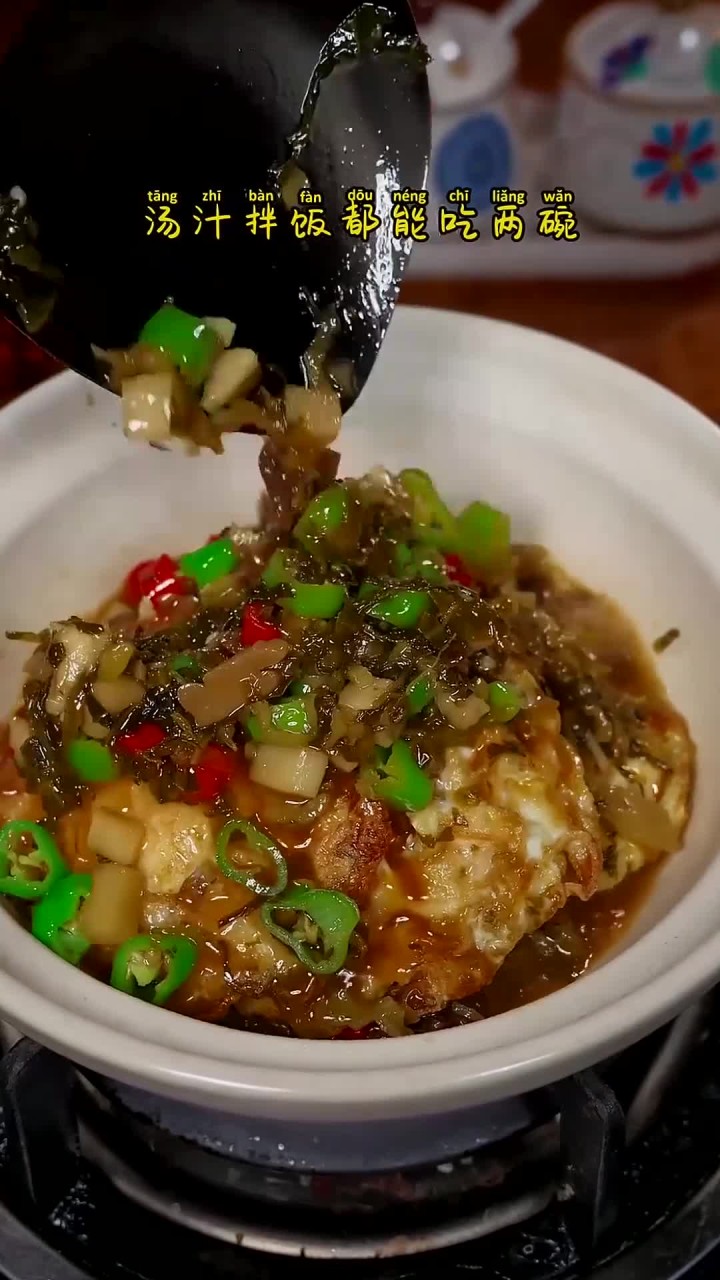 天气渐凉了,就给家人煮上一道酸酸脆脆的酸菜笋蘑丁焖蛋吧,鸡蛋吸满汤汁,拌饭都能多