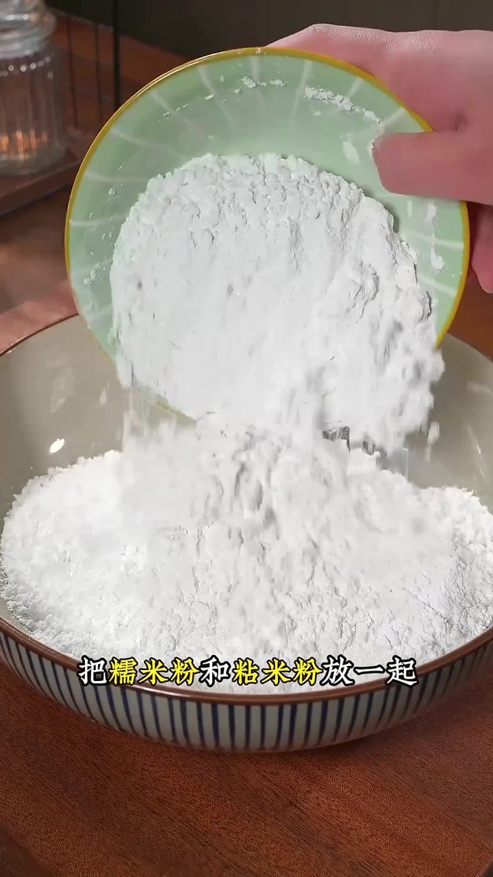 吃上一口就会爱上的梅菜粄!焦香软糯的外皮搭配着梅干菜的咸香,真的巨好吃,大人孩子