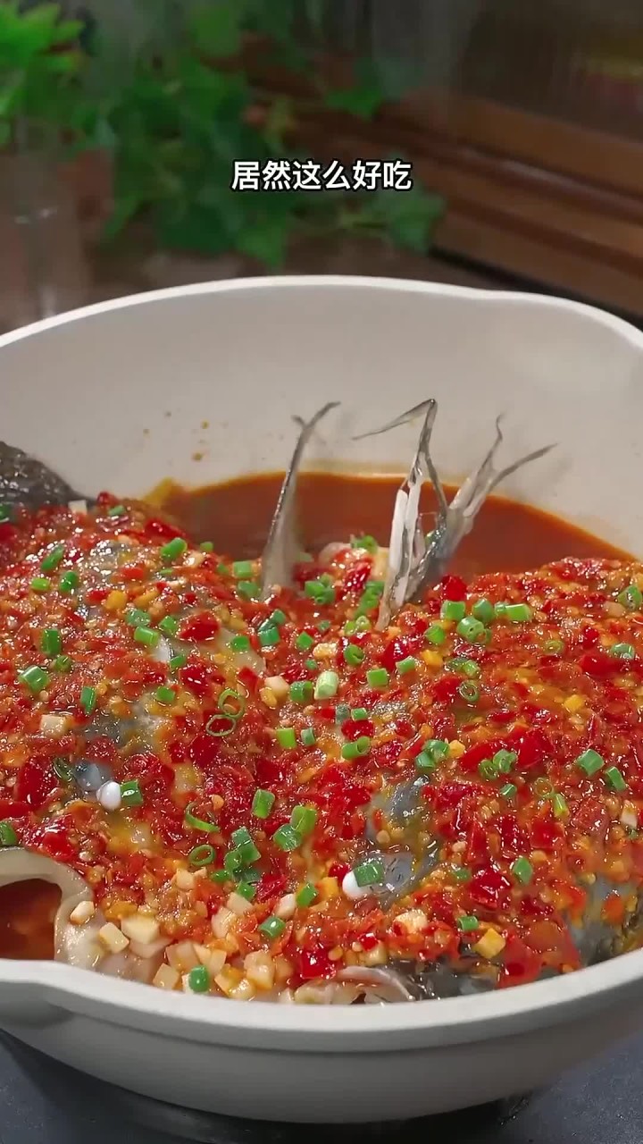 在家就像我这样做，不用加水不用蒸做出来的剁椒鱼头，肉嫩味美非常好吃，汤汁还可以拌
