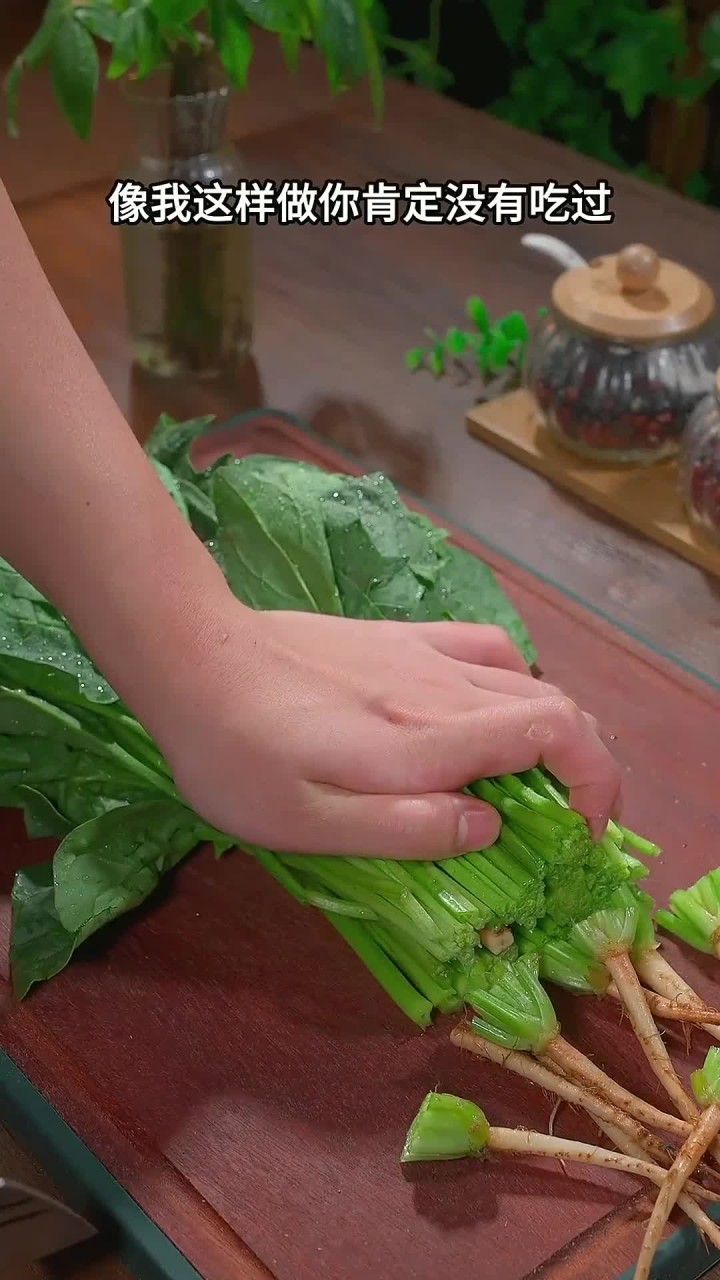 如果你家孩子不爱吃蔬菜,那你可以试试像我这样做个菠菜鸡蛋卷,简单好吃又营养