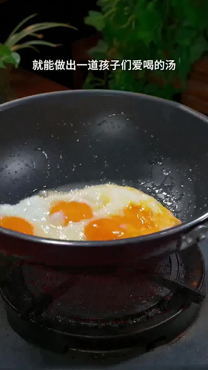 家里有孩子的，妈妈们一定要多做这道裙带菜虾仁豆腐汤给孩子喝，汤鲜味美、营养丰富