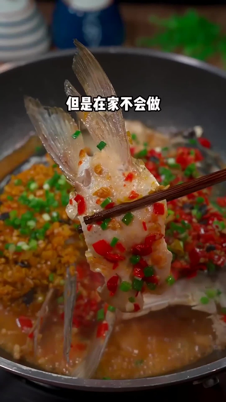 天气冷的时候在家煮一锅剁椒鱼头,可以当火锅吃而且汤汁泡饭也很香