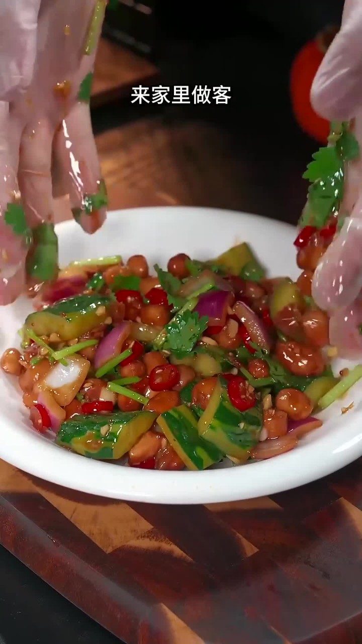 天热吃饭没胃口的时候，你就做这个凉拌花生米，酸辣清爽又解腻，下酒又下饭