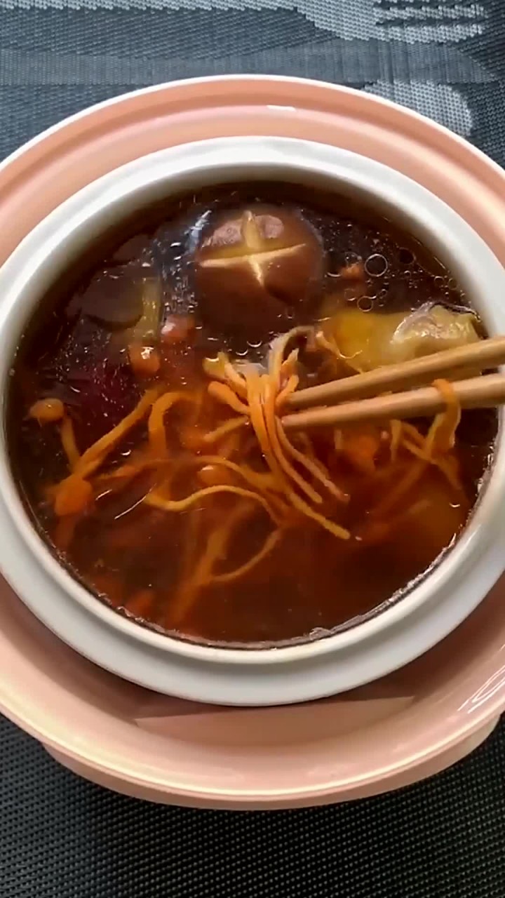 每天下班回家,都有暖粒粒的鸡汤喝,开心这是虫草花炖鸡