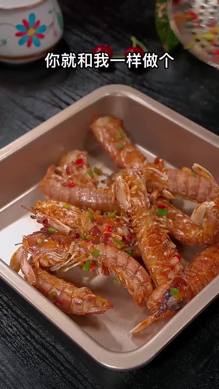 以后皮皮虾不要总是水煮了，试试这个椒盐皮皮虾～椒香酥脆一家人都爱吃